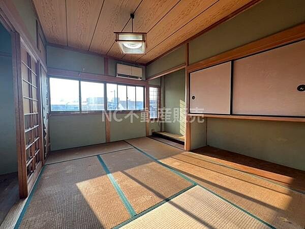 大きな窓からたっぷりと光が差し込む明るい和室です。畳の雰囲気が落ち着きを感じさせます。収納スペースも備わっており使い勝手に優れています。障子や木の質感が和の趣を引き立てます。広々とした空間が魅力です。