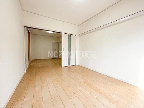 ナチュラルなフローリングが特徴の寝室です。広々とした空間で家具の配置にも自由度があります。スライドドアで仕切りが可能なため使い勝手が良いです。シンプルな内装で多様なインテリアにも合わせやすいです。