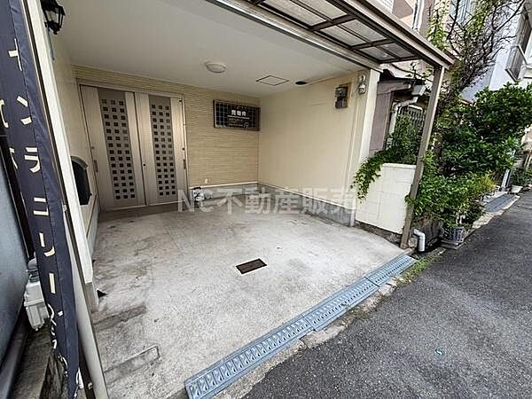 屋根付きの駐車場は雨天時も快適に利用できます。道路に面した位置で出入りがしやすいです。隣接した壁面がプライバシーを確保しています。駐車スペースは手入れが行き届いた印象です。
