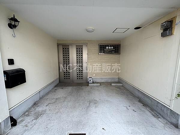 建物の玄関前に位置する駐車スペースです。屋根付きのため雨天時にも車の乗り降りがしやすい造りとなっています。壁面も清潔に保たれており使い勝手の良い空間です。玄関ドアが近く移動もスムーズに行えます。