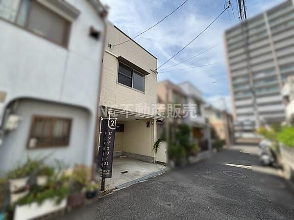 現地の外観はすっきりとした印象で幅のある前面道路が広がっています。周囲には住宅が立ち並び安心感のある環境です。建物前のスペースも活用しやすい造りになっています。現地の雰囲気をぜひご確認ください。