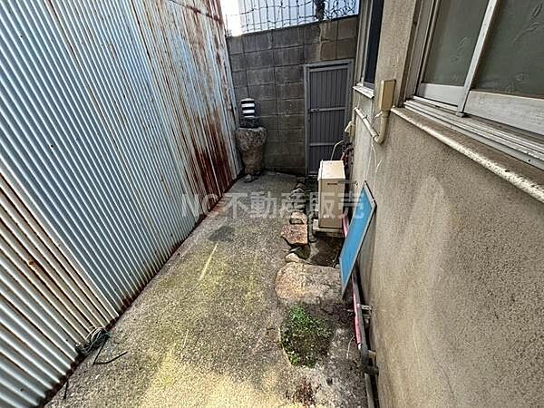 コンクリートで整備された庭スペースが特徴です。屋外への出入り口が設けられており使い勝手の良さが感じられます。外壁やフェンスに囲まれているためプライベート感があります。
