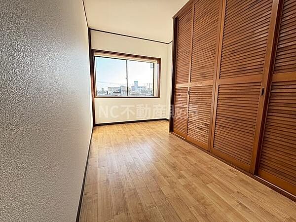 明るい日差しが入る窓が魅力の子供部屋です。木目調のクローゼットがしっかりと収納スペースを確保しています。床はナチュラルなフローリングで清潔感のある印象です。すっきりとしたレイアウトが可能な空間です。