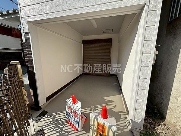 シャッター付きの駐車場なので車両をしっかりと保管できます。十分な奥行きがありさまざまな車種に対応可能です。屋根付きで天候の影響を受けにくく安心して利用できます。