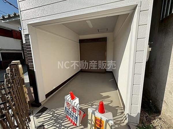 シャッター付きの駐車場で雨や風から車を守ることができます。入口も広く車の出し入れがしやすい設計です。建物と一体型の駐車スペースなので荷物の運搬もスムーズに行えます。