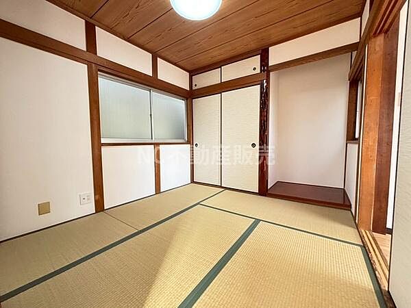 伝統的な和室ならではの落ち着いた空間が広がっています。障子やふすまのデザインが特徴的で和の趣を感じられます。天井や柱も木の質感が感じられ温もりが伝わります。収納スペースもしっかり備わっています。