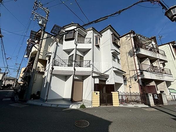 陽当たりの良い角地に位置し道路幅も十分に確保されています。外観は白を基調としており清潔感があります。バルコニー付きで開放的な雰囲気です。周囲には同様の住宅も立ち並び住環境が整っています。