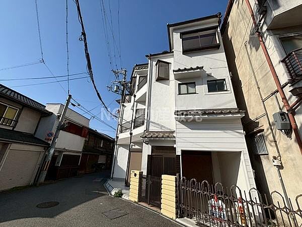 外観は立体感がありバルコニーや窓の配置が特徴的です。道路に面した立地で周囲の建物との調和も取れています。フェンスや門構えがしっかりしていて安心感があります。建物全体にほどよい開放感を感じさせます。