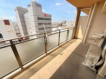 バルコニーは広々としたスペースが確保されており開放感を感じられます。高層階ならではの眺望が楽しめる点も魅力です。手洗い場や物干し金具も備わっていて使い勝手が良いです。日当たりも良好なバルコニーです。