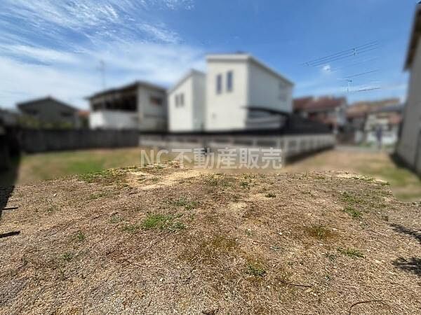 現地土地写真から周囲に住宅が立ち並ぶ落ち着いた雰囲気が感じられます。敷地は平坦で整然としていますので幅広い用途に対応しやすいです。日当たりにも配慮された配置となっています。