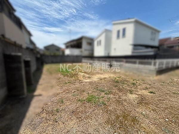 日当たりの良い現地土地写真です。周囲には建物が並び落ち着いた雰囲気が広がっています。整った地形で多様な利用が期待できます。開放感のあるスペースとなっています。