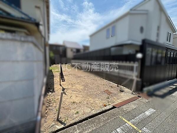 敷地が道路に面しているので車の出入りがしやすく便利です。隣接建物との距離も確保されており採光も期待できます。周囲の住宅と調和した雰囲気が感じられます。静かな住宅地に位置しており落ち着いた環境です。