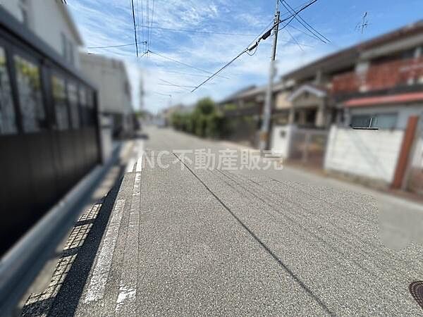 前面道路は幅員が広く車の出入りがしやすい環境です。電柱や配線も整然と配置されています。周囲には住宅が建ち並び区画がきれいに整っています。道路の舗装も良好な状態です。