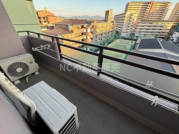高層階ならではの開放感があるバルコニーです。遠くまで見渡せる眺望が魅力的です。ゆとりあるスペースで使いやすさが感じられます。外部の騒音が届きにくい設計です。洗濯物干しに便利な設備も設置されています。