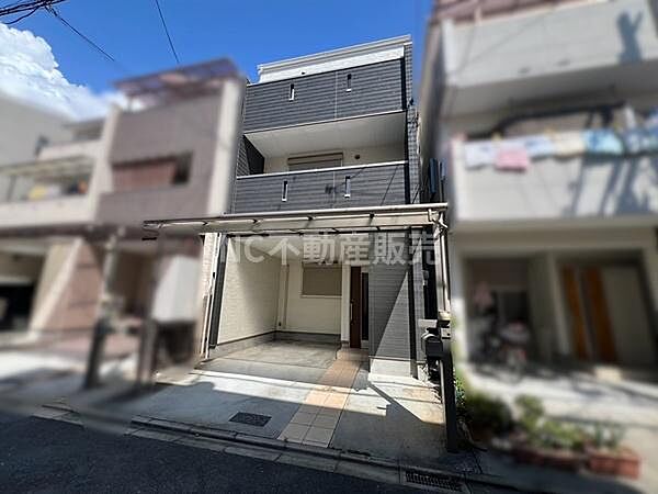 現代的な外観が印象的な建物でバルコニーも設けられています。駐車スペースがあり車をお持ちの方にも便利です。シンプルなデザインで街並みに調和しています。周囲の建物ともバランスの取れた配置となっています。