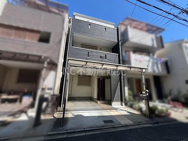 スタイリッシュな外観が特徴的な物件です。広々とした駐車スペースが設けられており車の出入りもスムーズに行えます。前面道路がしっかり整備されておりアクセスのしやすさが感じられます。