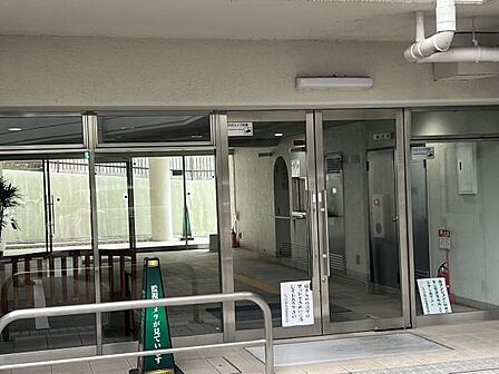 ガラス扉を採用した外観が印象的です。エントランス周辺は明るく開放感があります。出入り口はバリアフリー対応の設計となっています。建物の管理が行き届いている様子がうかがえます。