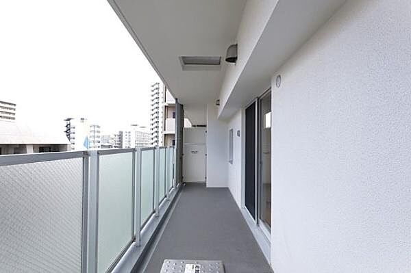 広々としたバルコニーが住まいに開放感を与えます。ガラス手すりで視界が確保され明るさも十分です。奥行きがあるためさまざまな用途に対応しやすい設計です。外観もシンプルで現代的な印象です。