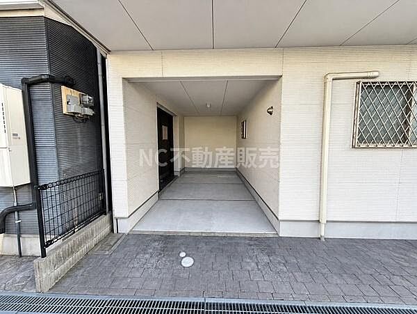 駐車スペースがしっかり確保されており車の出し入れがしやすい設計です。屋根付きなので天候に左右されず車を保管できます。建物の一角に設けられており安心感があります。