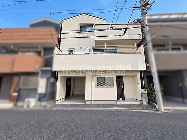 スッキリとした外観が印象的な建物です。前面道路は見通しが良く車の出し入れも安心です。周囲との調和がとれたデザインで落ち着きのある環境です。シンプルで使い勝手の良い敷地形状となっています。
