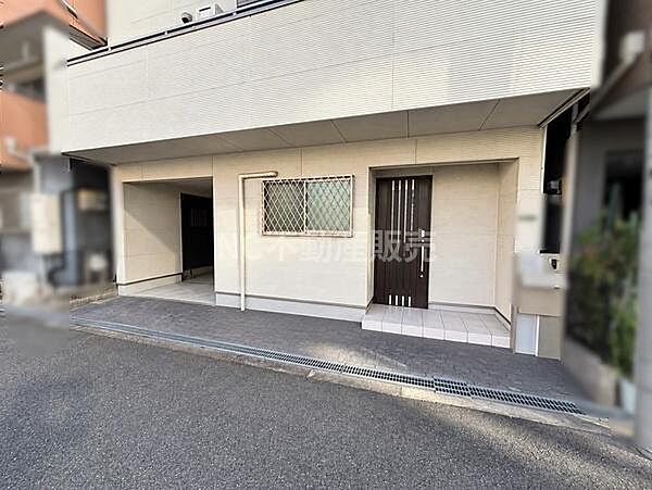 シンプルで使いやすい外観が特徴です。玄関前にはゆとりのあるスペースが広がりアプローチしやすい設計となっています。窓にも格子が設置されており安心感を演出しています。