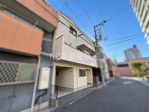 シンプルな外観が印象的な低層の建物です。大きな窓やバルコニーがあり通風や採光も感じられます。道路に面しているため出入りもスムーズです。落ち着いた周辺の街並みも魅力となっています。