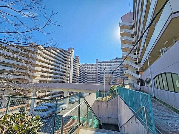日当たりの良い開放感のある外観が印象的です。敷地内は歩道や階段が整備され移動も快適です。大型マンションならではの存在感があり周囲も整然としています。共用施設も充実している様子がうかがえます。
