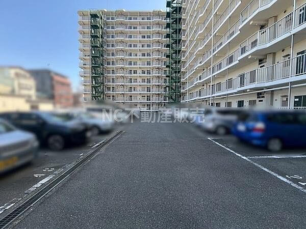 敷地内に設けられた駐車場は車の出し入れがしやすい広さが確保されています。駐車スペースが明確に区画されており安心してご利用いただけます。周辺建物から近く移動も便利です。