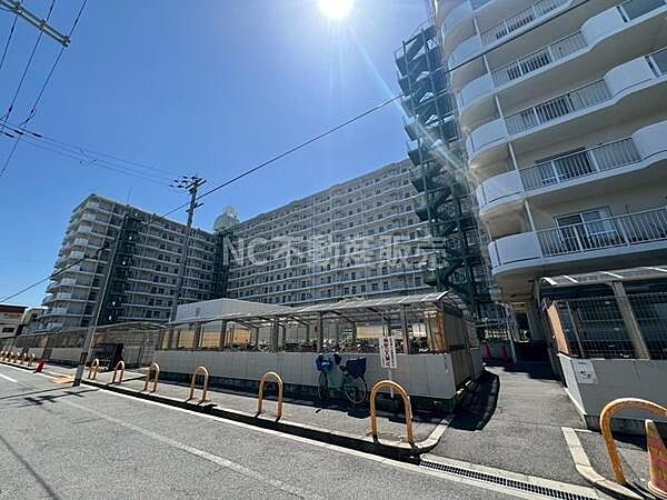 日当たりの良い外観が特徴の建物です。バルコニーが多く開放感が感じられます。大規模なマンションで多数のお部屋があります。整備された周辺環境もポイントです。