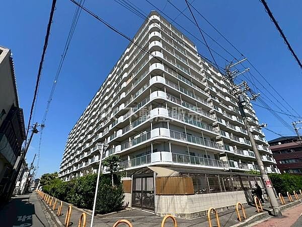 白を基調とした外観が印象的なマンションです。広々としたバルコニーが各戸に設けられています。周囲には緑も配置されており開放感を感じられます。角度によって異なる表情を見せる外観デザインも特徴的です。