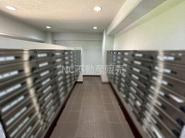 広々とした共用スペースに設置された郵便受けが整然と並び日常の利便性を感じられます。照明がしっかりしていて明るい空間です。清潔感のある内装で管理の良さを伺わせます。