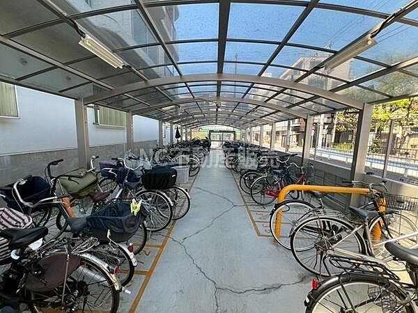 屋根付きの駐輪場が完備されており天候を気にせず自転車の利用ができます。複数台の自転車が収容可能で整然としたスペースが広がっています。明るい照明も設置されていますので夜間の利用も安心です。