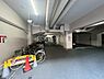 駐車場：屋内型の駐車場で天候に左右されにくい環境です。自転車置き場も併設されており利便性があります。明るい照明が設置されているので夜間も安心です。スペースがしっかり確保されています。