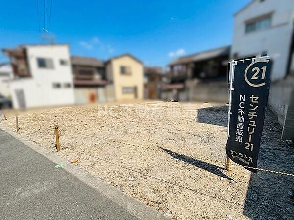 現地土地写真から全体の広さが確認しやすく周囲の住宅ともバランスの取れた区画です。前面道路に接しておりアクセスも便利です。建築プランのご相談に柔軟に対応できそうな土地です。周辺環境も落ち着いています。
