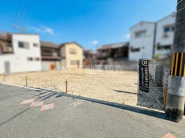 整形地で使いやすい土地形状です。前面道路との高低差が少なく車の出入りもしやすい区画です。現地は周囲の建物と調和した落ち着いた雰囲気があります。建築プランも柔軟に考えやすい立地となっています。
