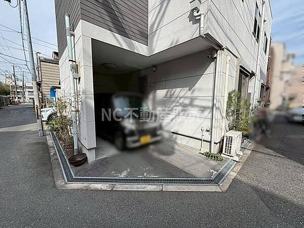 建物の1階部分に駐車スペースが設けられており車がしっかりと収まります。庇が付いているため車を雨や直射日光から守ることができます。出入り口が広いため車の出し入れがしやすい設計です。