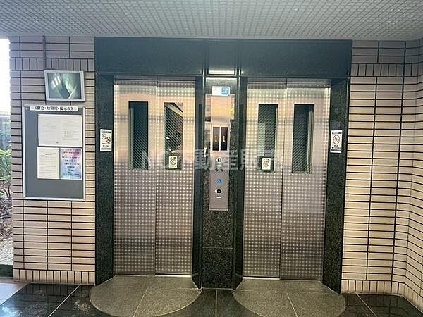 エントランスにエレベーターが2基設置されており日々の移動もスムーズに行えます。待ち時間の軽減に配慮された設計です。エレベーター周辺も清潔感が感じられ使いやすい環境が整っています。
