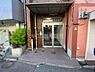 エントランス：エントランスは直線的なデザインで整理されています。ガラス扉が明るさを取り入れてくれます。雨除けの庇が設置されています。段差も小さく出入りがしやすい印象です。周辺環境が分かりやすい配置です。
