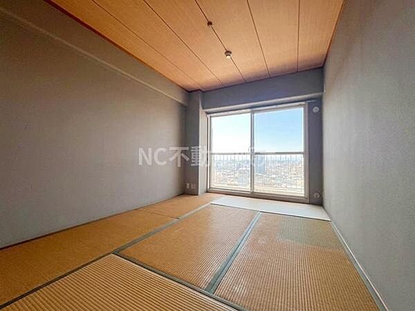 大きな窓からたっぷりと自然光が差し込む子供部屋です。畳敷きで落ち着いた雰囲気が広がります。シンプルな内装なのでお好みのインテリアで彩る楽しみもあります。収納や家具の配置がしやすい形状です。