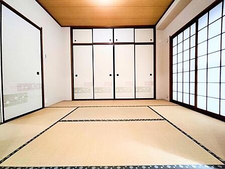 和室らしい落ち着いた雰囲気が広がっています。ふすまや障子が美しく伝統的な空間を感じさせます。自然光がやわらかく差し込み明るさも十分です。収納も多くご活用いただけます。畳がしっかり敷かれ快適な空間です。