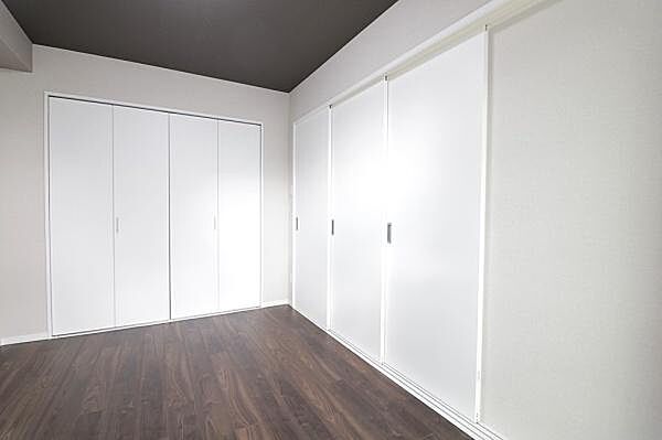白を基調とした内装が空間をすっきりとした印象にしています。ダークなフローリングがアクセントとなり落ち着いた雰囲気です。収納スペースも充実しており使い勝手の良さが感じられます。