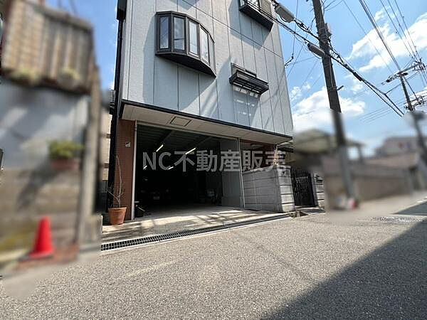前面道路がしっかり整備されており車の出し入れもスムーズです。周囲には住宅が立ち並び静かな環境が感じられます。建物外観も手入れが行き届いておりすっきりとした印象です。