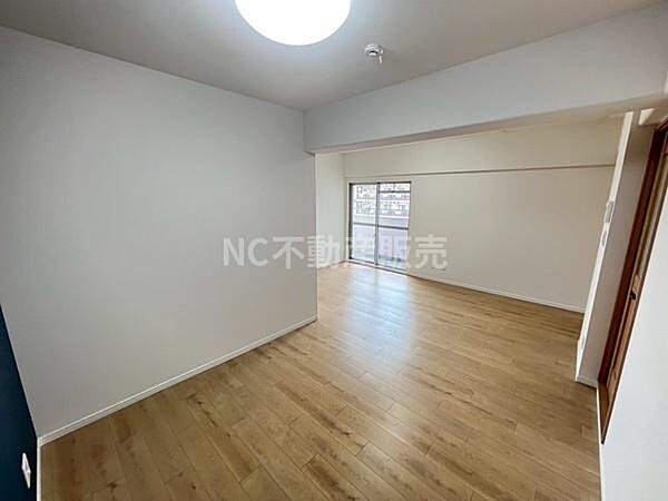 明るい光が差し込む子供部屋です。シンプルな内装でアレンジしやすい空間となっています。フローリングが清潔感を演出しています。奥行きのある間取りで使いやすさが感じられます。