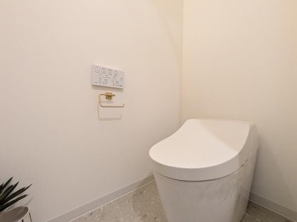 快適にご利用いただける温水洗浄便座を採用し、清潔で心地よいトイレ空間を実現しています。