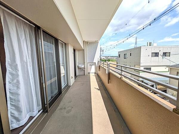 南に面したバルコニーは、お洗濯物もよく乾きそうですね。大きめの窓から出入りができて、洗濯物の出し入れも楽々です♪お問い合わせはセンチュリー21ケンラインまで。