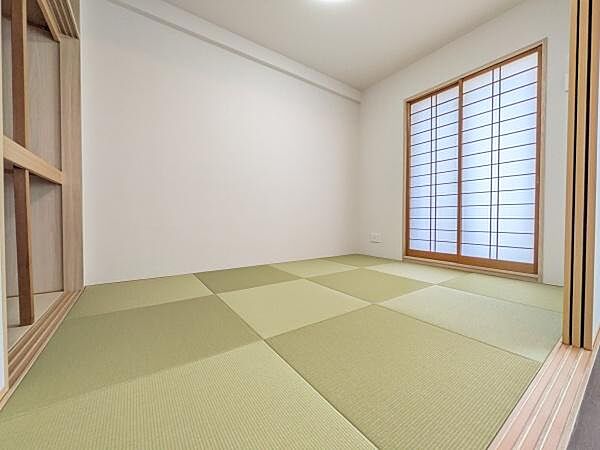 リビング横の居室は、お子様の遊び場やお昼寝スペース、在宅ワークなど、ライフスタイルに合わせて多目的に活用できます。