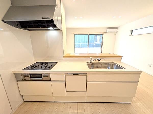 収納力豊富なシステムキッチン。大型スライド収納付きで、すっきり片付けやすいキッチンです。また、食洗機を設置し、洗い物の手間を省くことで、家事効率の向上と時短を実現します♪