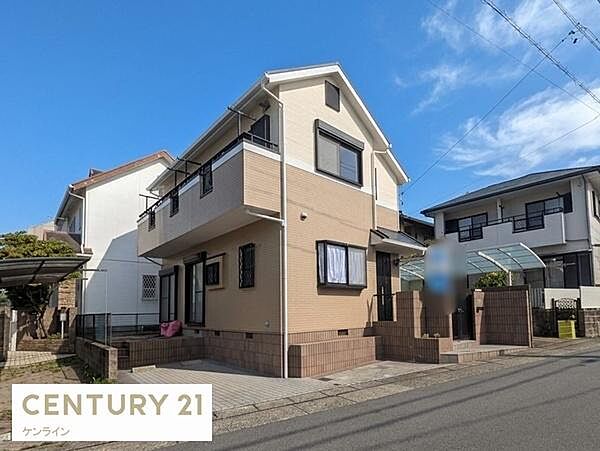 リフォーム再生住宅！全室南向きで陽当たりに恵まれ、室内は爽やかな明るさに包まれます。各部屋クローゼットや床下収納を備え、空間を広々使える収納力。2年間の安心保証や白蟻保証付