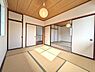 和室：南東6帖和室、2面採光でお部屋も明るく、気持ち良く過ごすことができます♪趣のある和室を備え、来客時の客間や家族のくつろぎスペースとして幅広く活用できます。