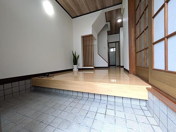 明るく上品で落ち着いた色合いの玄関。帰宅時に我が家と落ち着ける雰囲気♪